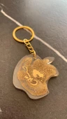 Şeffaf Epoksi İçinde Gold Süslemeli Apple Elma Şekil Gold Aksesuarlı Anahtarlık El Yapımı Hediyelik thumbnail 4