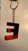 E Harfi Kırmızı Renk Siyah Dumanlı Süs Gold Aksesuarlı Epoksi Anahtarlık El Yapımı Hediyelik thumbnail 4
