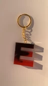 E Harfi Kırmızı Renk Siyah Dumanlı Süs Gold Aksesuarlı Epoksi Anahtarlık El Yapımı Hediyelik thumbnail 1