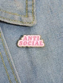 ANTI SOCIAL Yazılı Broş thumbnail 1