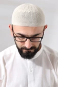 Krem Safir Dantel Detaylı Örme Namaz Takkesi thumbnail 4