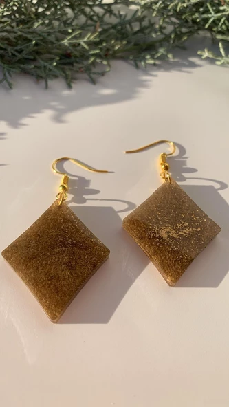 Gold Renkli Simli Gold Aksesuarlı Karo Şekil Epoksi Küpe El Yapımı Hediyelik ürün görseli 1