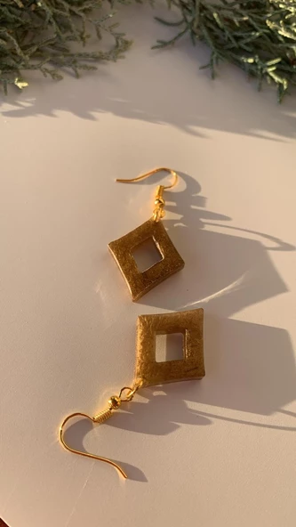 Gold Renk Simli Gold Aksesuarlı Karo İçi Boş Şekil Epoksi Küpe 4.5 Cm El Yapımı Hediyelik ürün görseli 1