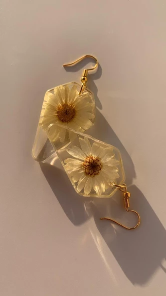 Kurutulmuş Sarı Papatya İle Süslenmiş Beşgen Şekil Küpe Gold Aksesuarlı Epoksi El Yapımı ürün görseli 1