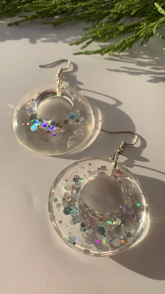 Şeffaf Epoksi İçerisine Glitter Süslü İçi Boş Daire Şekil Gümüş Aksesuarlı Küpe El Yapımı ürün görseli 1