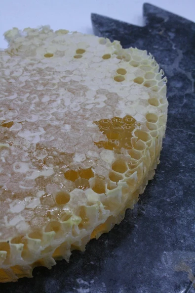 Sevimli Gurme   Afyon Tam Organik Kara Kovan Köy Balı-500 gr. ürün görseli 1