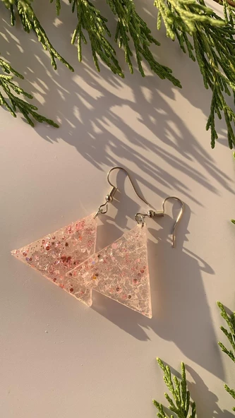 Epoksi İçine Pembe Glitter Süs Tırtıklı Kristal Desen Üçgen Şekil Gümüş Aksesuar Küpe El Yapımı ürün görseli 1