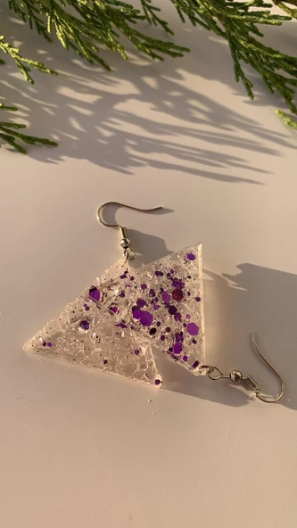 Epoksi İçine Mor Glitter Süs Tırtıklı Kristal Desen Üçgen Şekil Gümüş Aksesuar Küpe El Yapımı ürün görseli 1