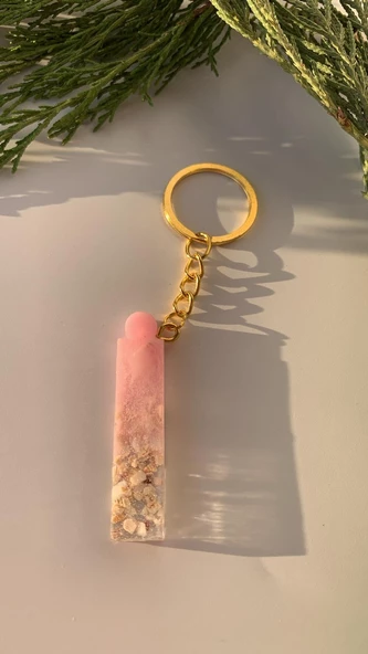 İ Harfi Epoksi İçine Pembe Renk Deniz Kabuğu Süslemeli Gold Aksesuarlı Anahtarlık El Yapımı ürün görseli 1