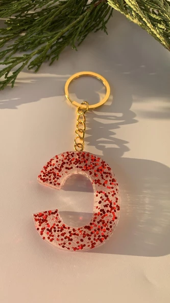 C Harfi Kırmızı Simli Pullu Gold Aksesuarlı Epoksi Anahtarlık El Yapımı Epoksi Hediyelik ürün görseli 1