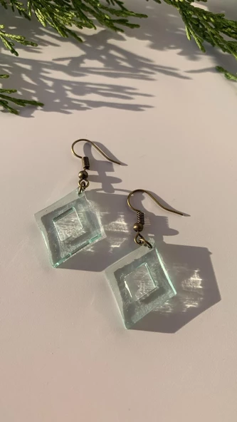 Transparan Mint Yeşili Renk Antik Sarı Aksesuarlı Küçük Karo Şekil Epoksi Küpe El Yapımı ürün görseli 1