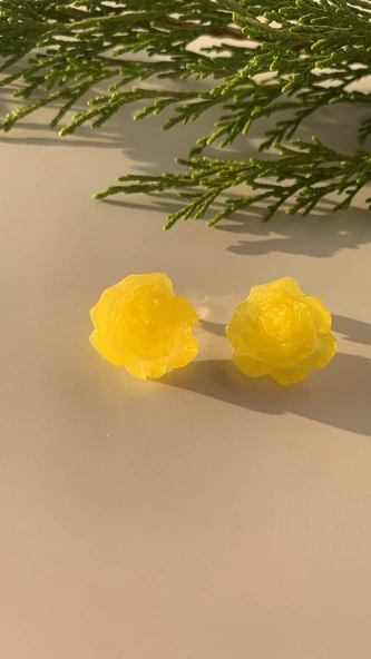 Parlak Güneş Sarısı Renkli Gül Rose Şekil Gold Sarı Aksesuarlı Epoksi Küpe El Yapımı Hediyelik ürün görseli 1