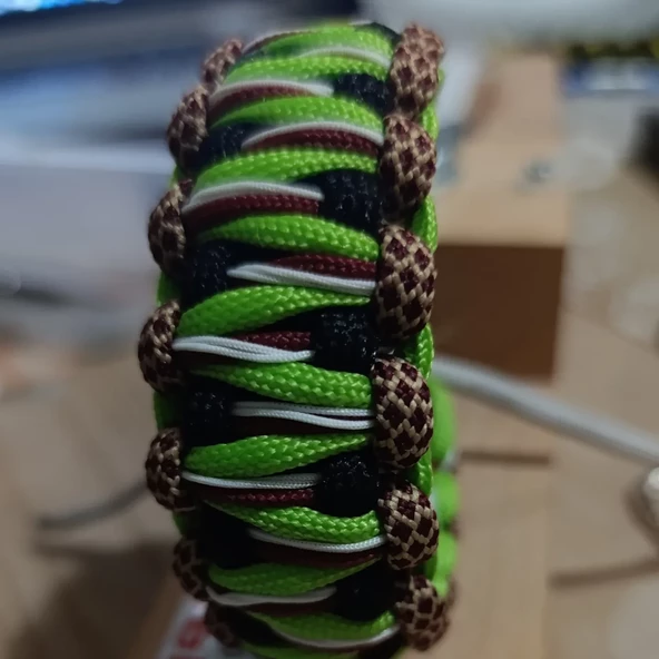 Paracord bileklik (Yeşil, beyazi siyah, bordo karışımı) ürün görseli 1
