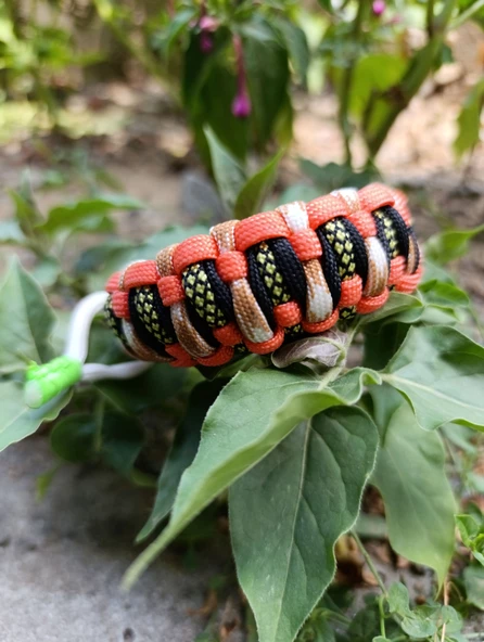 SELANOGLUDESİGN - Paracord estetik tasarımlı koyu renk bileklik ürün görseli 1