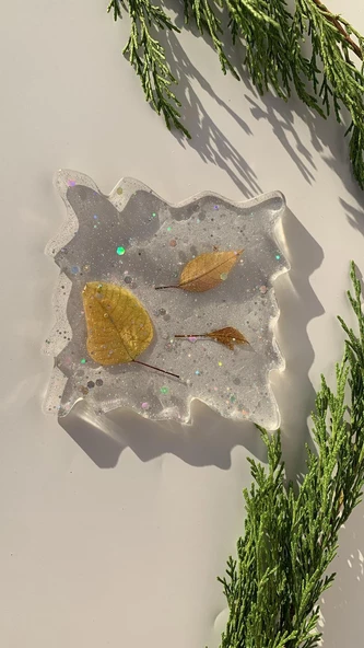 Şeffaf Epoksi İçinde Glitter ve Kurutulmuş Yaprak Süslü Dalgalı Kare Şekil Bardak Altlığı El Yapımı ürün görseli 1