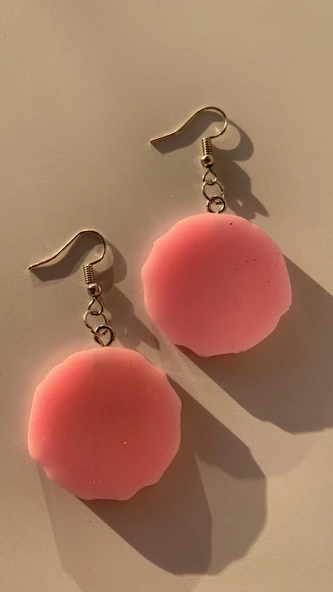 Parlak Pembe Renkli Gezegen Şekilli Gümüş Aksesuarlı Epoksi Küpe El Yapımı Hediyelik ürün görseli 1