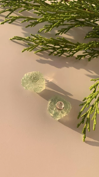 Parlak Su Yeşili Mint Renkli Kristal Şekil Gümüş Aksesuarlı Epoksi Küpe El Yapımı Hediyelik ürün görseli 1