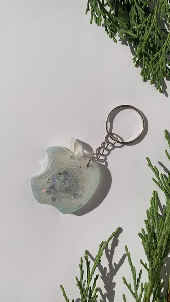 Sedefli Beyaz Renkli Gümüş Glitter Süslemeli Apple Elma Şekil Gümüş Aksesuarlı Anahtarlık El Yapımı ürün görseli 1
