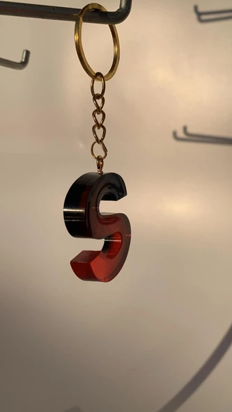 O Harfi Kırmızı Renk Siyah Dumanlı Süs Gold Aksesuarlı Epoksi Anahtarlık El Yapımı Hediyelik - Resim 2