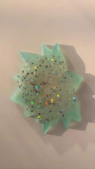 Turkuaz Rengi Lotus Çiçeği Desenli Gümüş Glitter Süslemeli Bardak Altlığı El Yapımı Epoksi Hediyelik ürün görseli 1