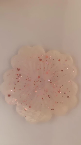 Sedefli Beyaz Üzerine Pembe Glitter Süslemeli Bardak Altlığı Çiçek Desen El Yapımı Epoksi Hediyelik ürün görseli 1
