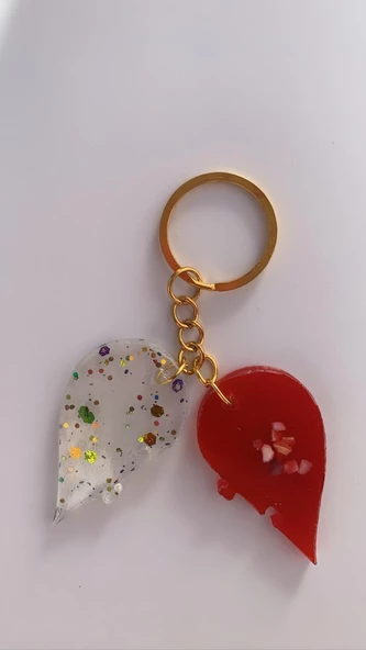 Kırmızı Glitterli Kalp Parçaları Kalp Motif Gold Aksesuarlı Epoksi Anahtarlık El Yapımı Hediyelik ürün görseli 1