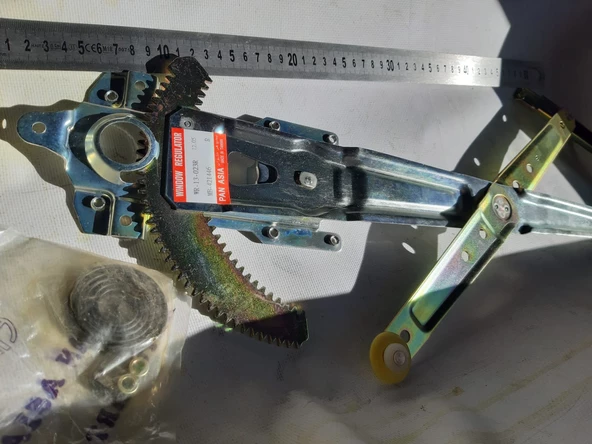 Mitsubishi L300 Minibüs Ön kapı Cam Krikosu Sağ elektrikli ve motor hariç yolcu tarafı ürün görseli 1