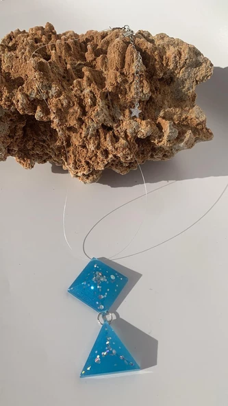 Deniz Mavisi Gümüş Glitterli 2'li Prizma Kare Üçgen Kombin Misinalı Gümüş Aksesuarlı Epoksi Kolye ürün görseli 1