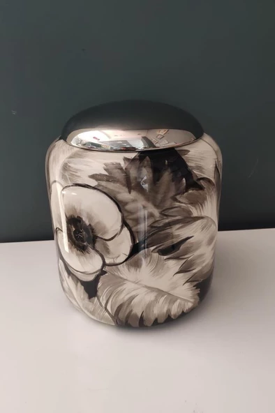 LAMEDORE SİYAH KAPAKLI ÇİÇEK DESENLİ VAZO KÜÇÜK BOY 21.5X25 CM ürün görseli 1