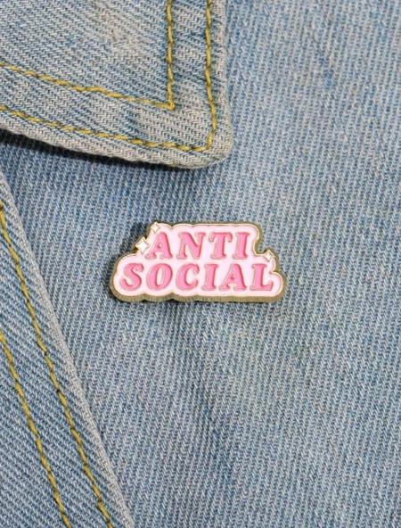 ANTI SOCIAL Yazılı Broş ürün görseli 1