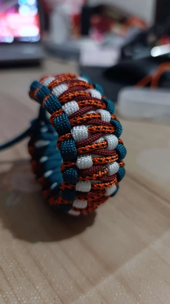 - SELANOGLUDESİGN - Doğa uyumlu renklerle örülmüş paracord bileklik ürün görseli 1