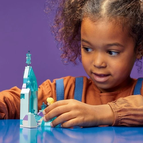 LEGO Disney 43199 Elsa's Castle Courtyard - Resim 5