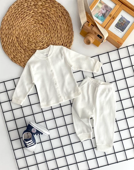 Neşeli Bebekler Çizgili Kumaş Önden Çıtçıtlı Pijama Takımı Beyaz ürün görseli 1