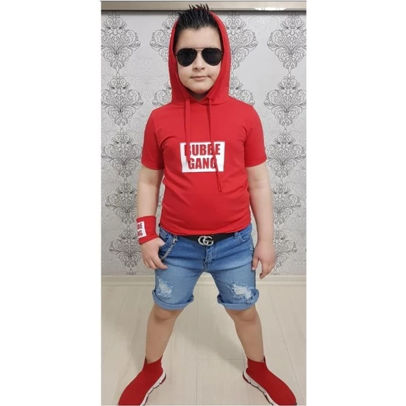 MODAVALS KAPİŞONLU SWEAT BİLEKLİK ZİNCİR AKSESUARLI 4 PARÇA ERKEK ÇOCUK KOT ŞORT KOMBİN - KIRMIZI ürün görseli 1