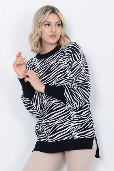Kadın Triko Kazak Bisiklet Yaka Zebra Desenli Oversize Yırtmaçlı Beyaz Siyah ürün görseli 1