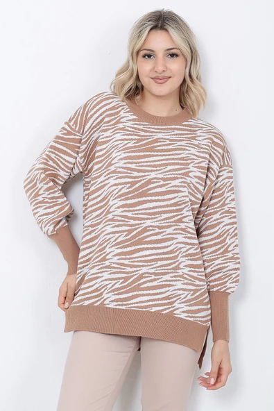 Kadın Triko Kazak Bisiklet Yaka Zebra Desenli Oversize Yırtmaçlı Vizon Beyaz ürün görseli 1