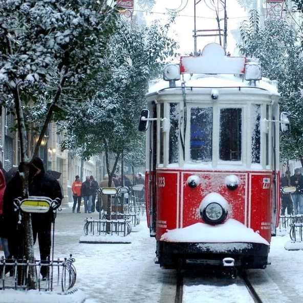 Karlı Taksim Tramvayı - Kanvas Tablo ürün görseli 1