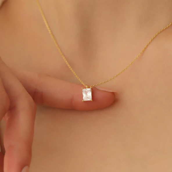 14 Ayar Mikron Altın Kaplama Baget Tek Taş Gümüş Kolye 6*8mm – Minimal Işıltılı Dikdörtgen Kesim Model- CNS00152 ürün görseli 1