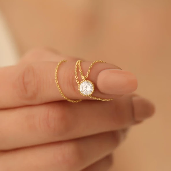 14 Ayar Mikron Altın Kaplama Tek Taş Gümüş Kolye – Minimal Işıltılı Solitaire Model - CNS00154 ürün görseli 1