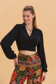Gömlek Yaka Düğme Detaylı Crop Bluz thumbnail 5