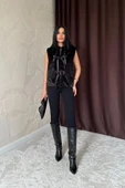Siyah Fiyonklu Peluş Yelek thumbnail 1
