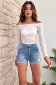 Kadın Likralı Duble Paça Yıpratmalı Denim Mini Şort thumbnail 2