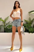 Kadın Etek Ucu Püsküllü Yıpratmalı Denim Mini Şort thumbnail 1