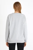 Kadın Gri Renk Basic Bisiklet Yaka Sweatshirt thumbnail 6