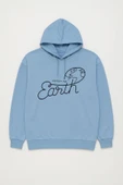 Kadın Kapüşonlu Dünya Baskılı Mavi Sweatshirt thumbnail 2