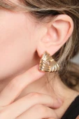 Gold Işıltılı Spiral Üçgen Küpe thumbnail 3
