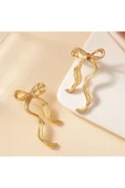 Gold Kaplama Dalgalı Fiyonk Küpe thumbnail 3