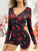 Arias Closet Pamuklu Kırmızı Ruj ve Öpücük Desenli Düğmeli Uzun Kol Tulum Pijama thumbnail 3