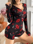Arias Closet Pamuklu Kırmızı Ruj ve Öpücük Desenli Düğmeli Uzun Kol Tulum Pijama thumbnail 2