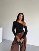 Omuz detaylı kollu bluz siyah thumbnail 3
